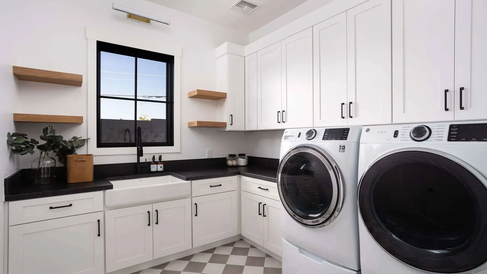 Shaker White laundry room by SOLLiD