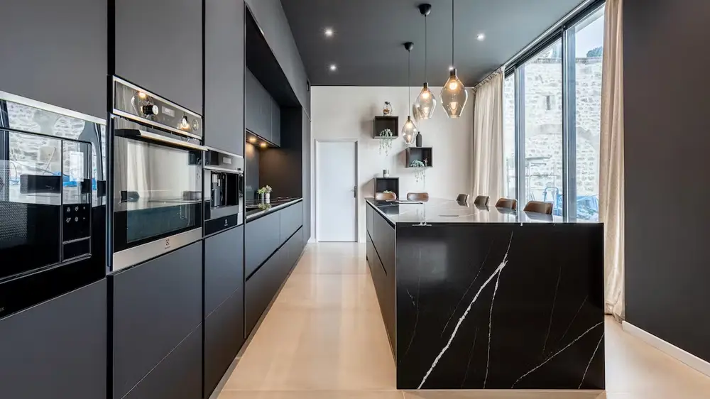 Et Marquina Quartz Kitchen