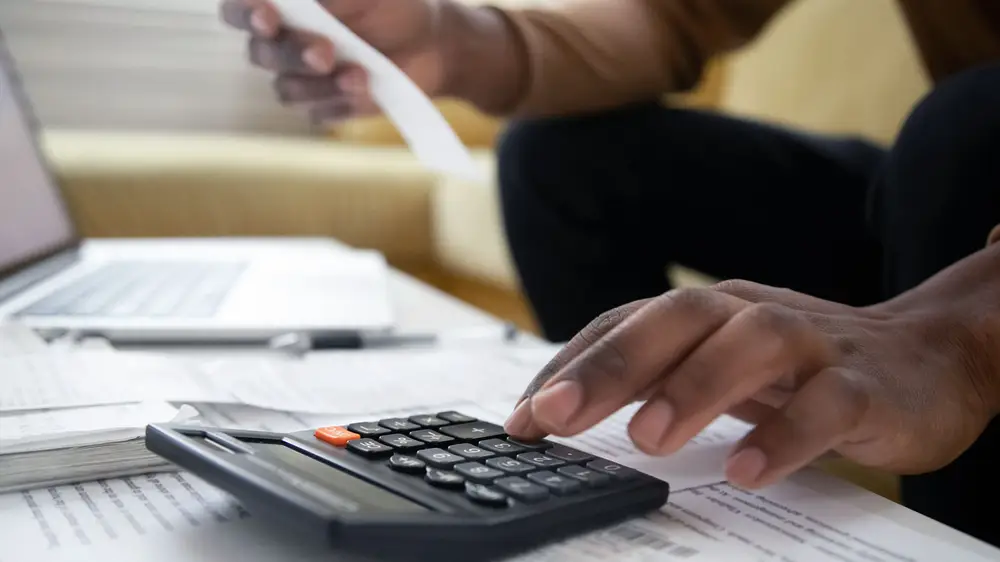 Calculating the cost of quartz vs. quartzite countertops.