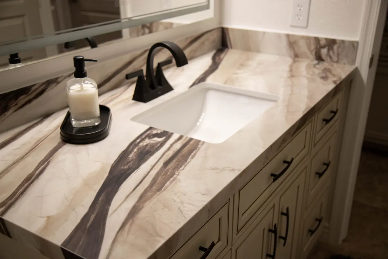 Veined vanity top with a black faucet