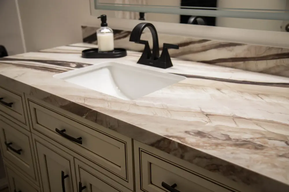Veined vanity top with an undermount sink